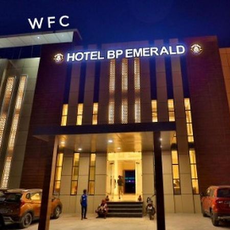 Hotel B P Emerald Mathura Esterno foto