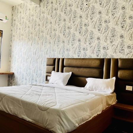 Hotel B P Emerald Mathura Esterno foto