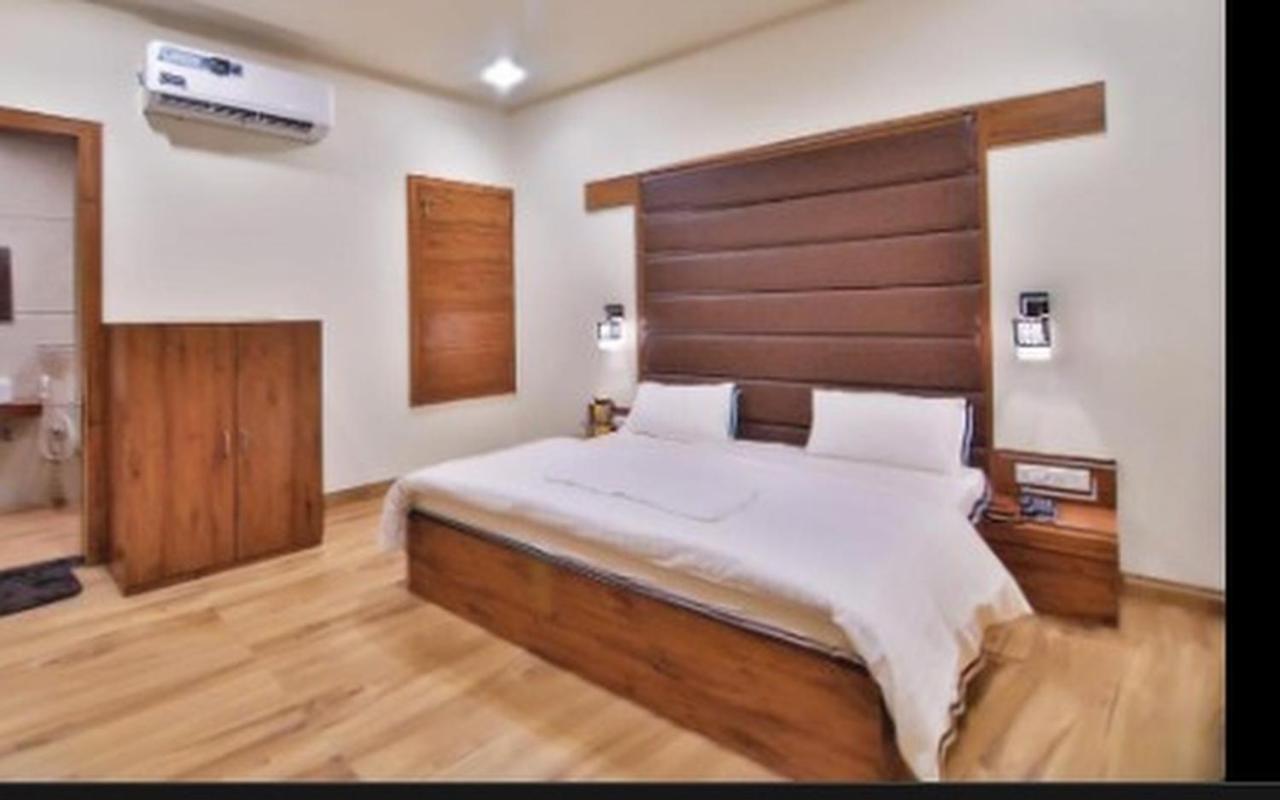 Hotel B P Emerald Mathura Esterno foto
