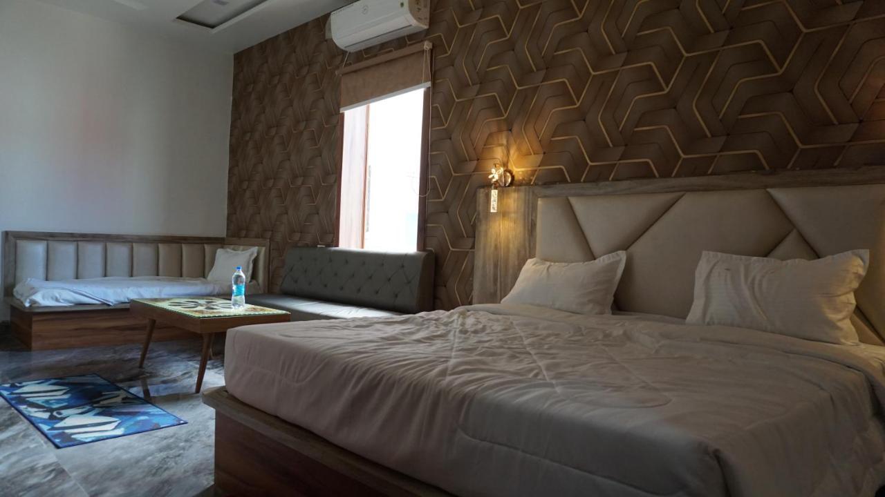 Hotel B P Emerald Mathura Esterno foto