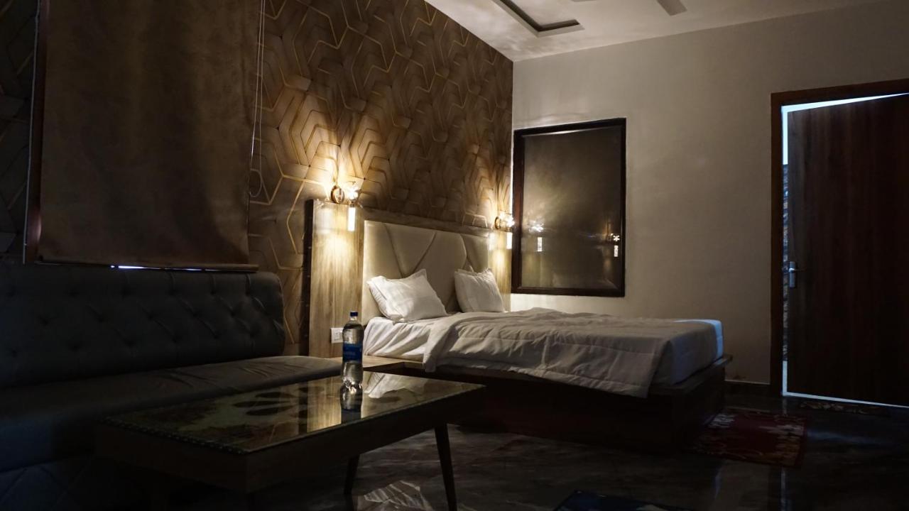 Hotel B P Emerald Mathura Esterno foto