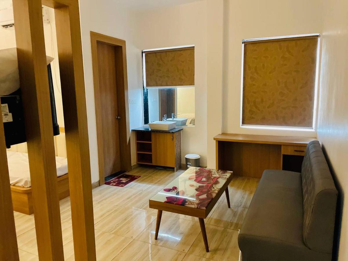Hotel B P Emerald Mathura Esterno foto