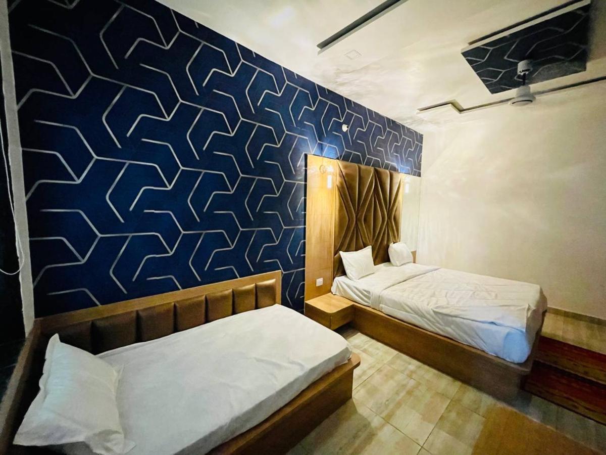 Hotel B P Emerald Mathura Esterno foto