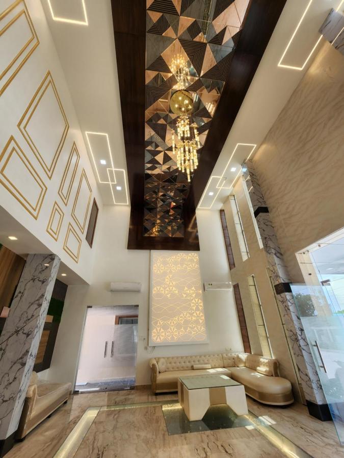 Hotel B P Emerald Mathura Esterno foto