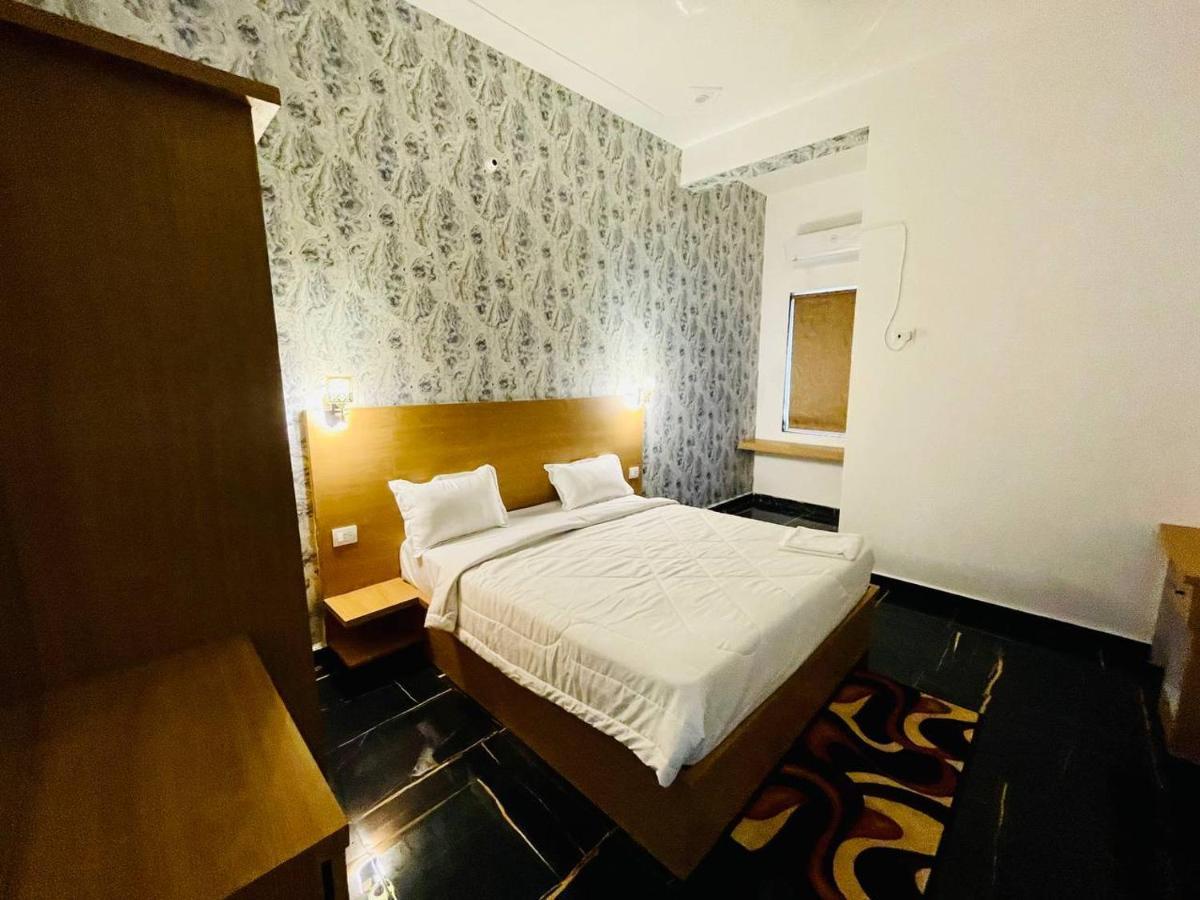 Hotel B P Emerald Mathura Esterno foto