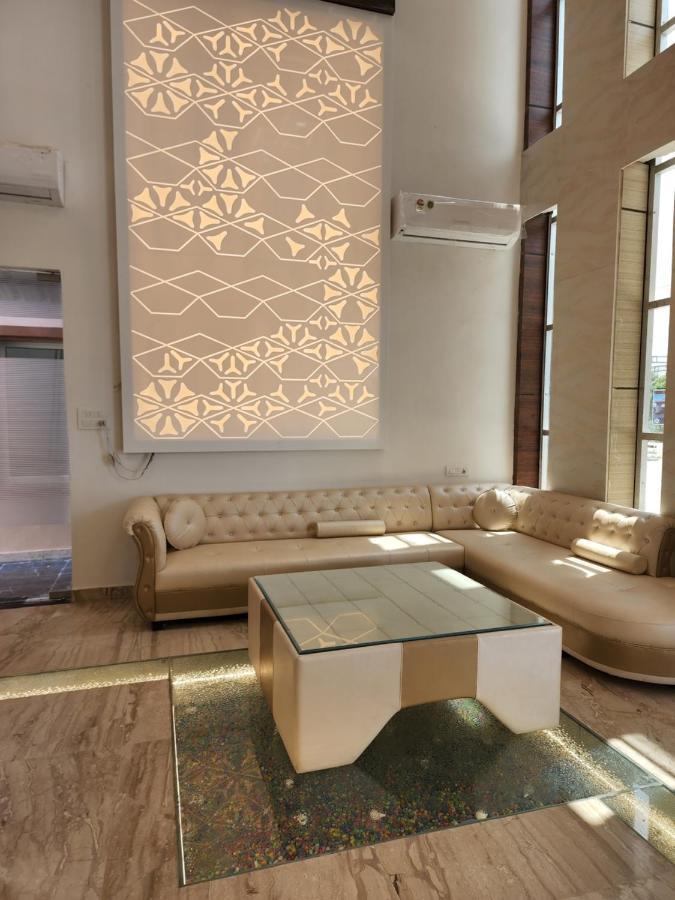 Hotel B P Emerald Mathura Esterno foto