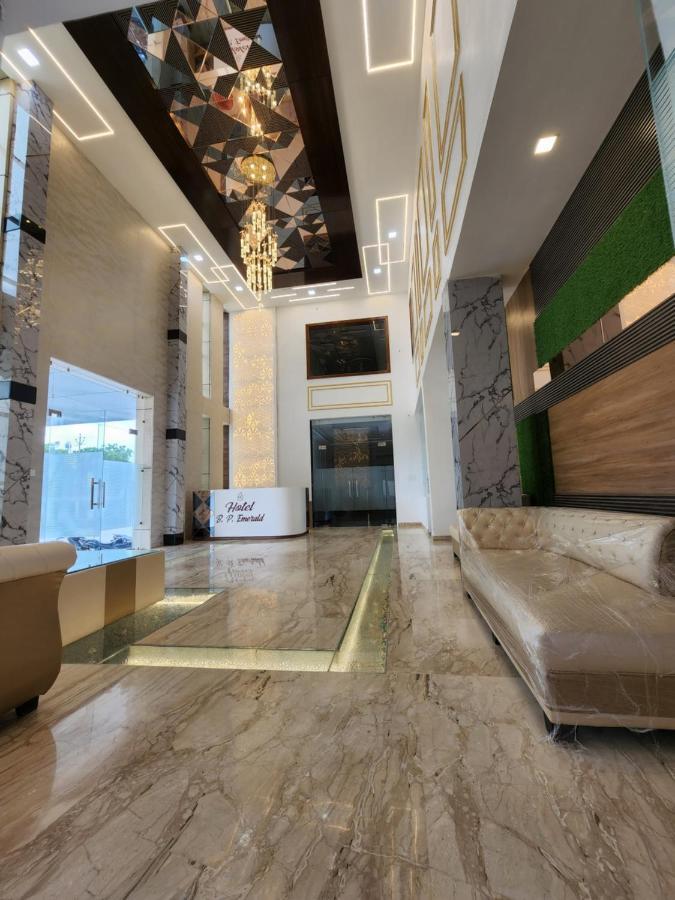 Hotel B P Emerald Mathura Esterno foto